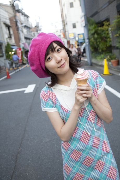 アジア人の女の子、清水咲が小柄な胸を披露し、帽子をかぶってポーズをとる