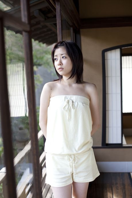 アジア人の女の子、清水咲が小柄な胸を披露し、帽子をかぶってポーズをとる