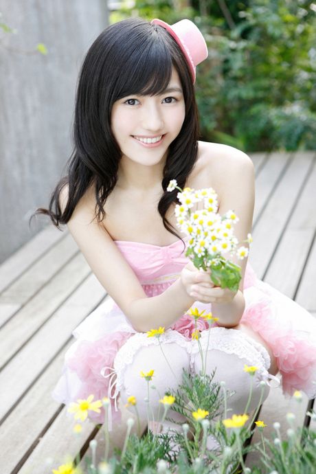 亞洲娃娃 Mayu Watanabe 炫耀她漂亮的乳房並穿著白色絲襪擺姿勢