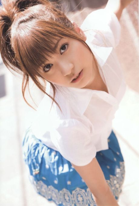 Asian teen Mai Oshima flaunts her amazing tits and poses in a bikini