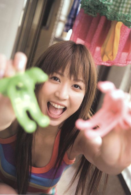 Asian teen Mai Oshima flaunts her amazing tits and poses in a bikini