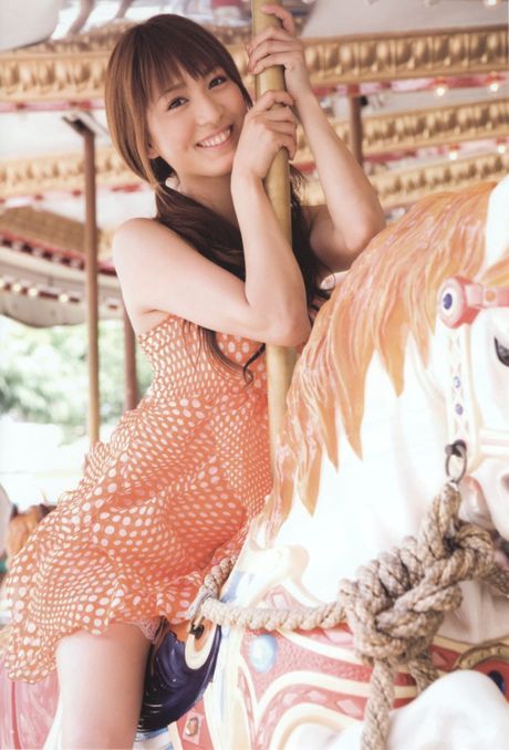 Asian teen Mai Oshima flaunts her amazing tits and poses in a bikini