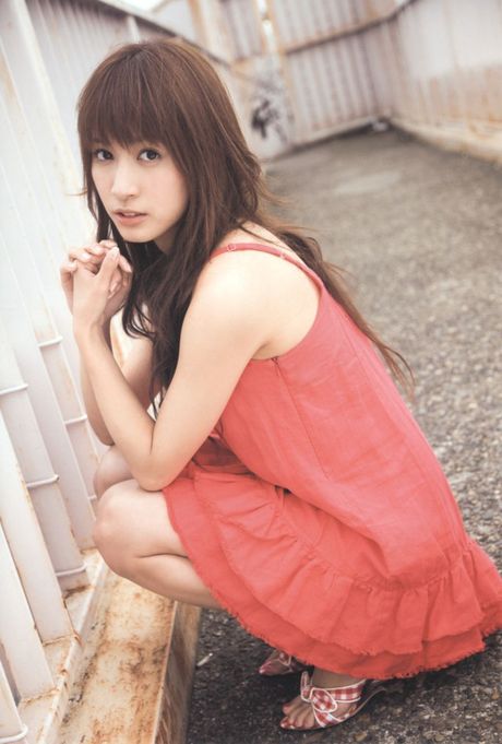 Asian teen Mai Oshima flaunts her amazing tits and poses in a bikini