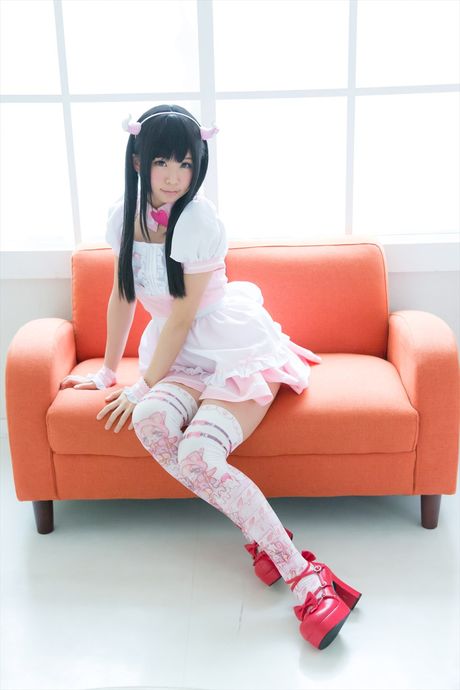 亞洲女孩 Itsuki Akira 展示她嬌小的乳房並穿著絲襪擺姿勢