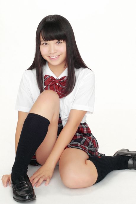 アジアのティーン、前田ひかりが黒ストッキング姿でソファの上で裸になる