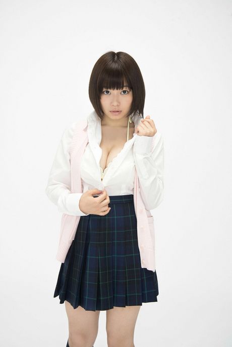 亞洲寶貝 Tsukasa Wachi 展示她令人驚嘆的乳房並獨自擺姿勢