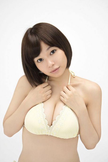 亞洲寶貝 Tsukasa Wachi 展示她令人驚嘆的乳房並獨自擺姿勢