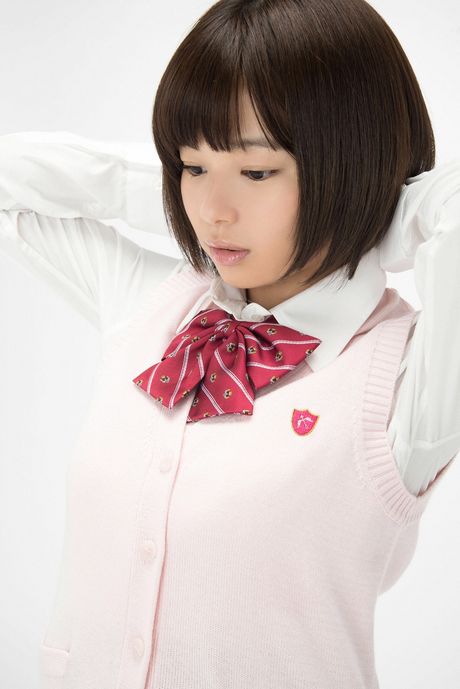 亞洲寶貝 Tsukasa Wachi 展示她令人驚嘆的乳房並獨自擺姿勢