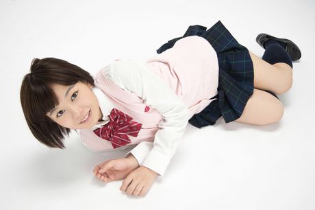 亞洲寶貝 Tsukasa Wachi 展示她令人驚嘆的乳房並獨自擺姿勢