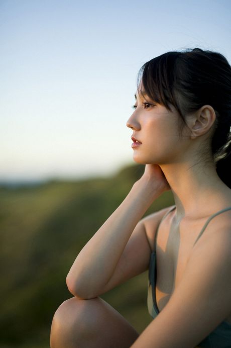 Bikini clad Suzuki Yuuna showing off her big natural tits