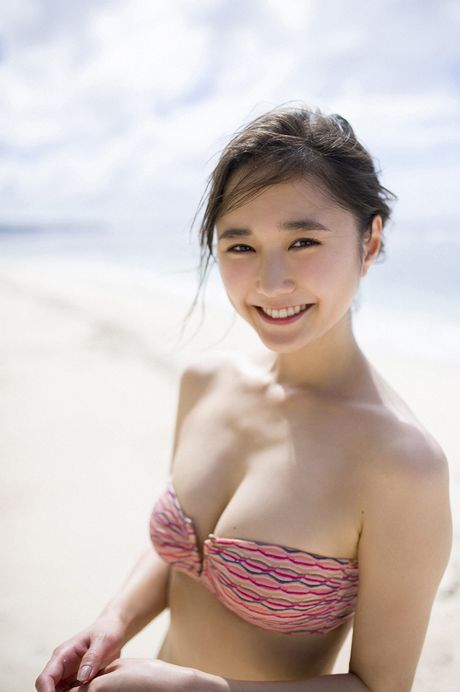 Bikini clad Suzuki Yuuna showing off her big natural tits
