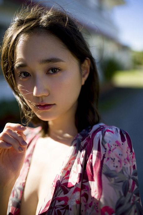 Bikini clad Suzuki Yuuna showing off her big natural tits