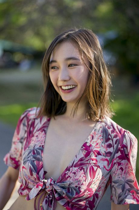 Bikini clad Suzuki Yuuna showing off her big natural tits