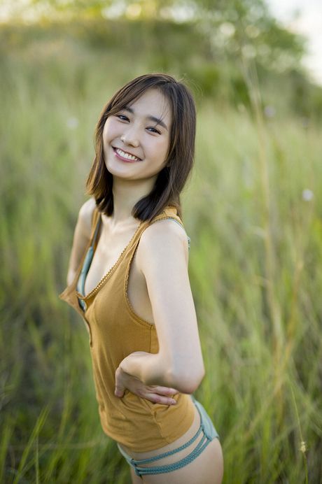 Bikini clad Suzuki Yuuna showing off her big natural tits