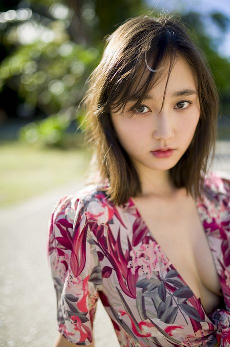 Bikini clad Suzuki Yuuna showing off her big natural tits