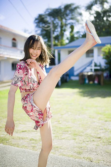 Bikini clad Suzuki Yuuna showing off her big natural tits