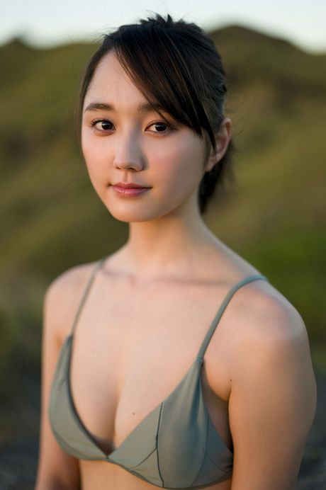 Bikini clad Suzuki Yuuna showing off her big natural tits