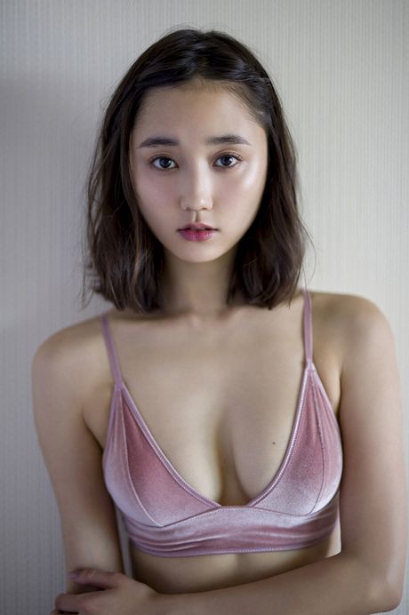 Asian babe Suzuki Yuuna removes a swimsuit before getting naked on a bed