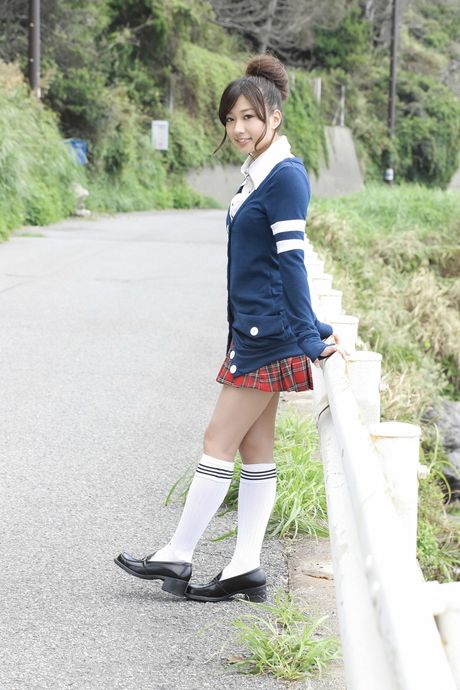 Den asiatiske covergirl Sayaka Onuki afslører sine fantastiske bryster og poserer i fiskenet