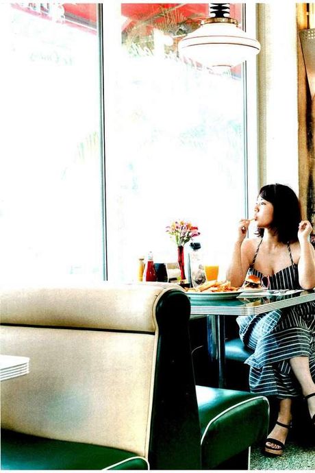 亞洲女孩 Sayaka Isoyama 穿著裙子在陽台上裸體