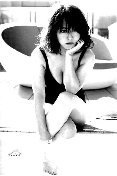 亞洲女孩 Sayaka Isoyama 穿著裙子在陽台上裸體