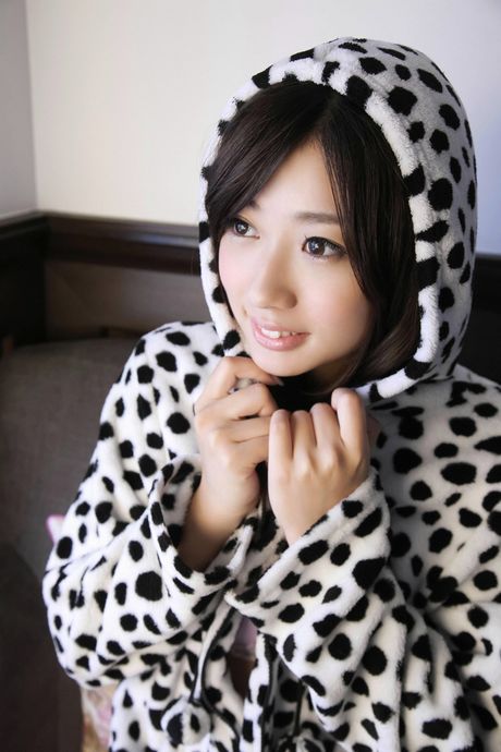 Asiatisk pige Sayaka Onuki stripper til sine lyserøde trusser og viser sine naturlige bryster