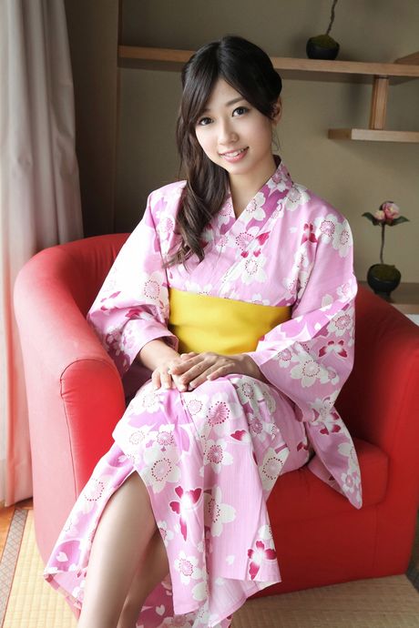 Asiatisk pige Sayaka Onuki stripper til sine lyserøde trusser og viser sine naturlige bryster