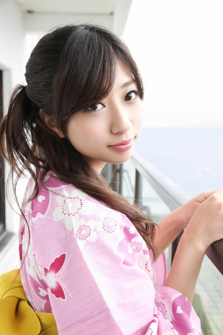 Asiatisk pige Sayaka Onuki stripper til sine lyserøde trusser og viser sine naturlige bryster