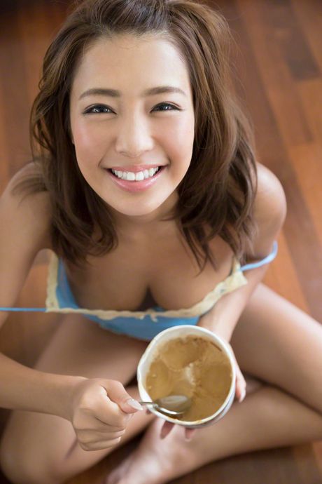 亞洲女孩橋本莉娜脫下比基尼，露出她驚人的乳房