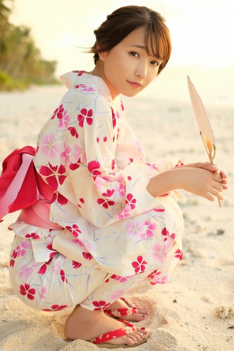 Asiatisk skønhed Rika Shimura afslører sine fantastiske bryster og poserer solo