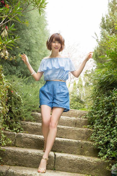 亞洲寶貝 Pearl Elegance 展示她天然的小乳房，並獨自擺姿勢