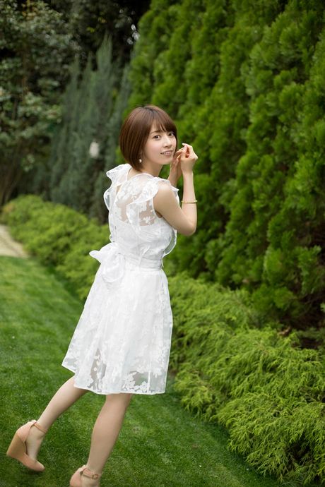 亞洲寶貝 Pearl Elegance 展示她天然的小乳房，並獨自擺姿勢