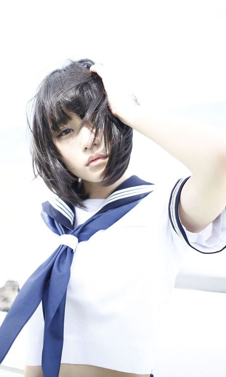 亞洲封面女郎淺川奈奈露出她的巨乳並擺出獨奏姿勢