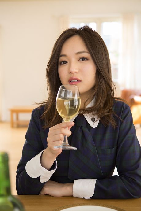 亞洲女孩 Mayumi Yamanaka 露出她美麗的臀部並穿著絲襪擺姿勢