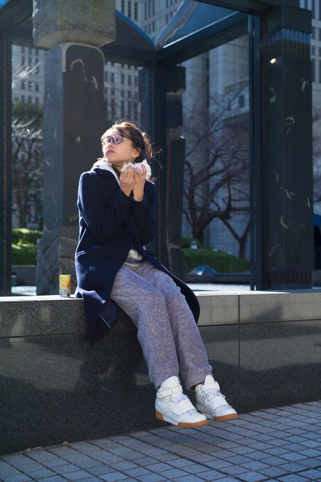 Asiatisk pige Mami Yamasaki bliver nøgen på et tæppe i en baghave