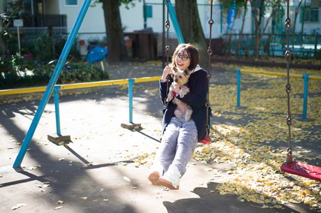 Asiatisk pige Mami Yamasaki bliver nøgen på et tæppe i en baghave