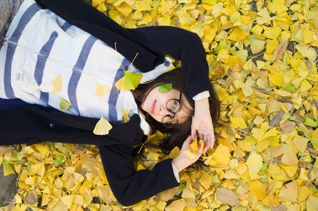 Asiatisk pige Mami Yamasaki bliver nøgen på et tæppe i en baghave