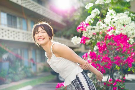 Asiatisk pige Mami Yamasaki bliver nøgen på et tæppe i en baghave