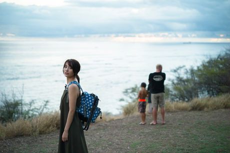 Asiatisk pige Mami Yamasaki bliver nøgen på et tæppe i en baghave