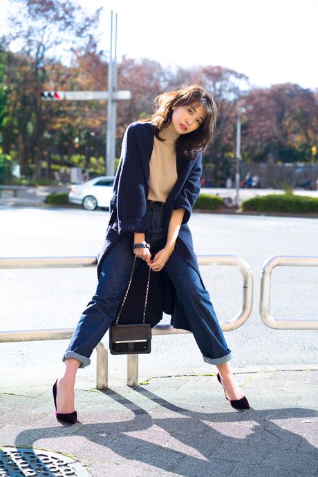 Asiatisk pige Mami Yamasaki bliver nøgen på et tæppe i en baghave