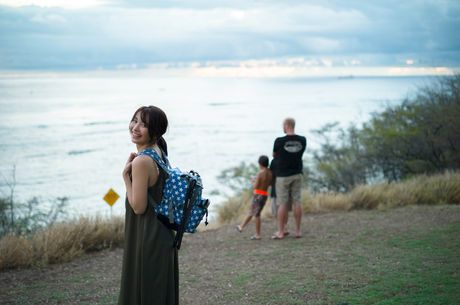 Asiatisk pige Mami Yamasaki bliver nøgen på et tæppe i en baghave