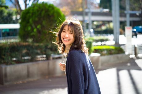 Asiatisk pige Mami Yamasaki bliver nøgen på et tæppe i en baghave