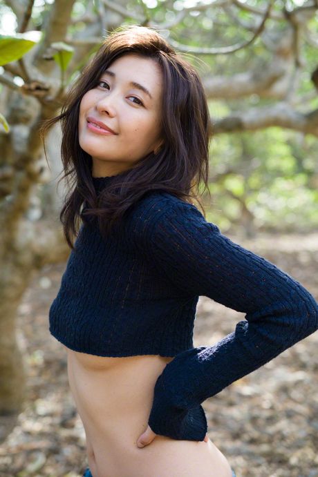 Asiatisk pige Mami Yamasaki bliver nøgen på et tæppe i en baghave