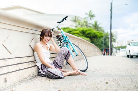 Asiatisk pige Mami Yamasaki bliver nøgen på et tæppe i en baghave