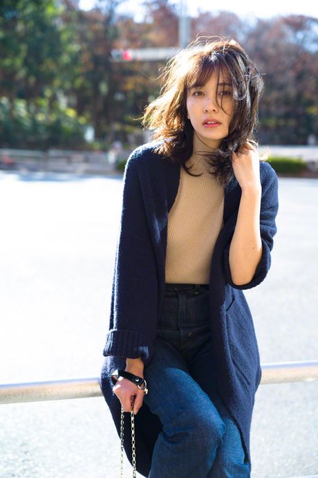 Asiatisk pige Mami Yamasaki bliver nøgen på et tæppe i en baghave