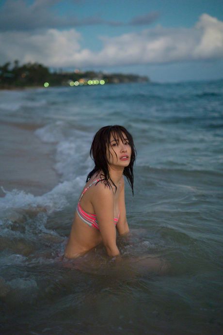 巨乳のアジア人美女、山崎真実がストリップしてソロでポーズをとる