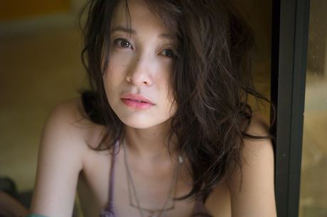 Asiatisk dukke Mami Yamasaki bliver nøgen på et tæppe på en sexet måde