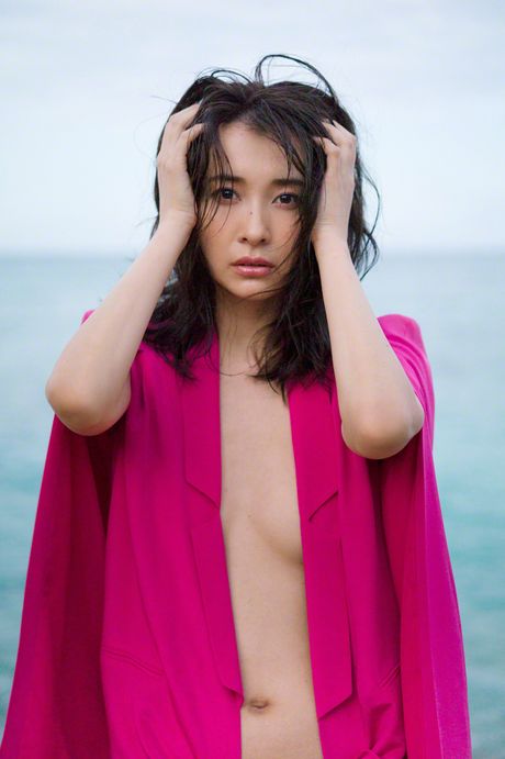 Asiatisk dukke Mami Yamasaki bliver nøgen på et tæppe på en sexet måde