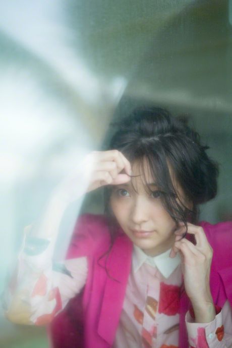 Asiatisk dukke Mami Yamasaki bliver nøgen på et tæppe på en sexet måde