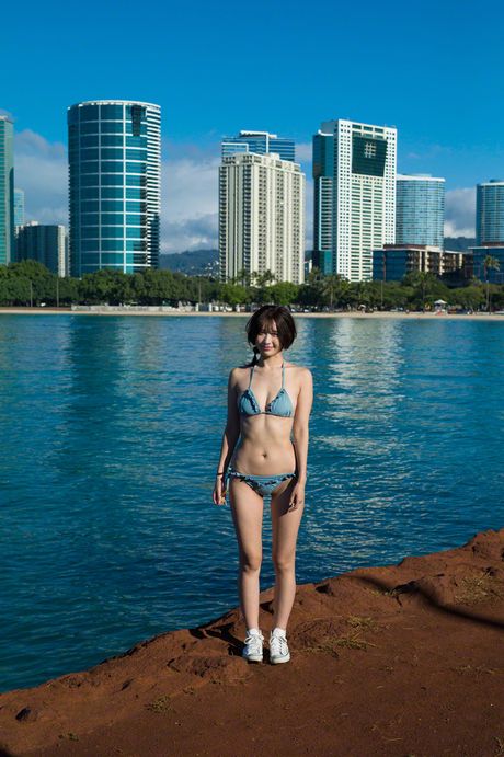 Asiatisk dukke Mami Yamasaki bliver nøgen på et tæppe på en sexet måde